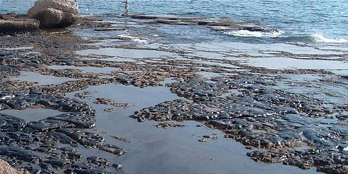 Rieku a more znečistila ropa z poškodeného potrubia