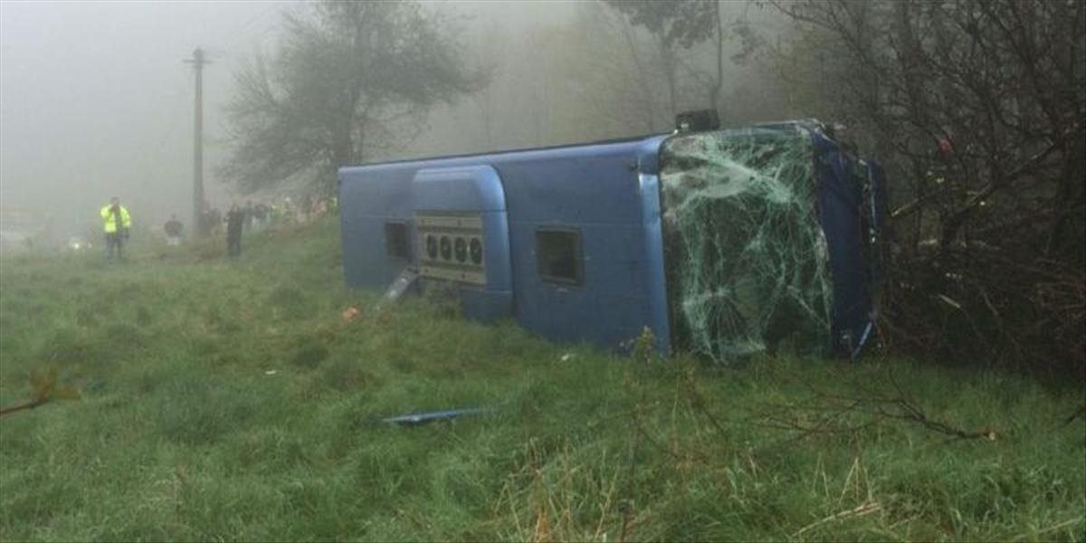 FOTO a VIDEO Vážna nehoda pri Žiline: Autobus plný ľudí skončil po nehode v priekope, deväť zranených