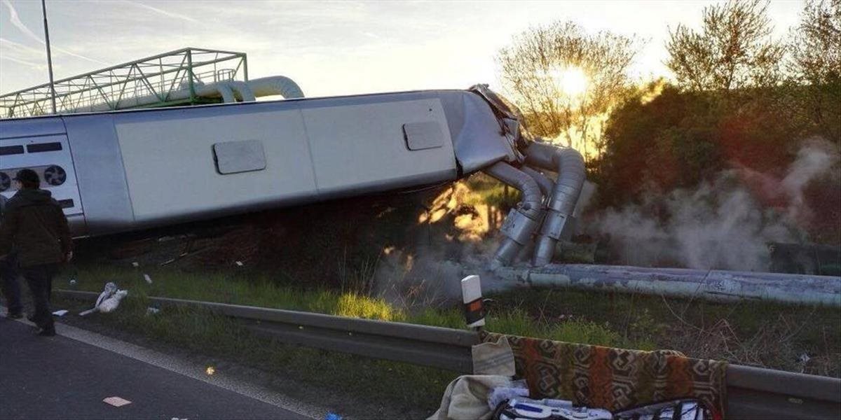 FOTO a VIDEO Havária autobusu v Česku: Náraz do potrubia s horúcou vodou, zranilo sa 25 ľudí