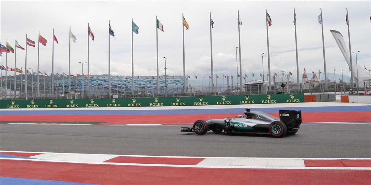 F1: Tretí tréning v Soči pre Hamiltona