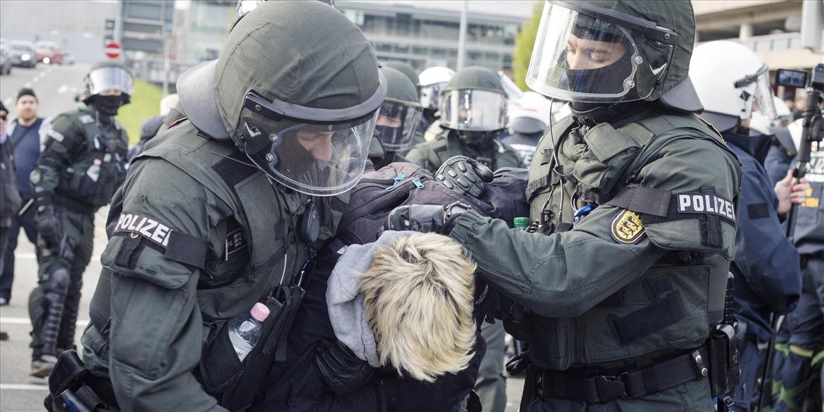 Nemecká polícia zadržala v dejisku konania zjazdu AfD stovky demonštrantov