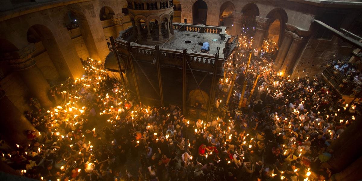 Kresťania východných cirkví sledovali v Jeruzaleme obrad zapálenia Svätého ohňa