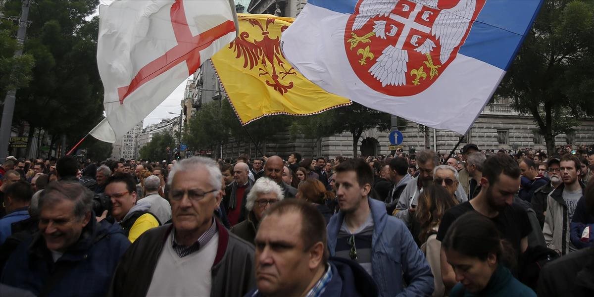 Tisíce stúpencov opozície protestovali v Srbsku proti výsledkom volieb