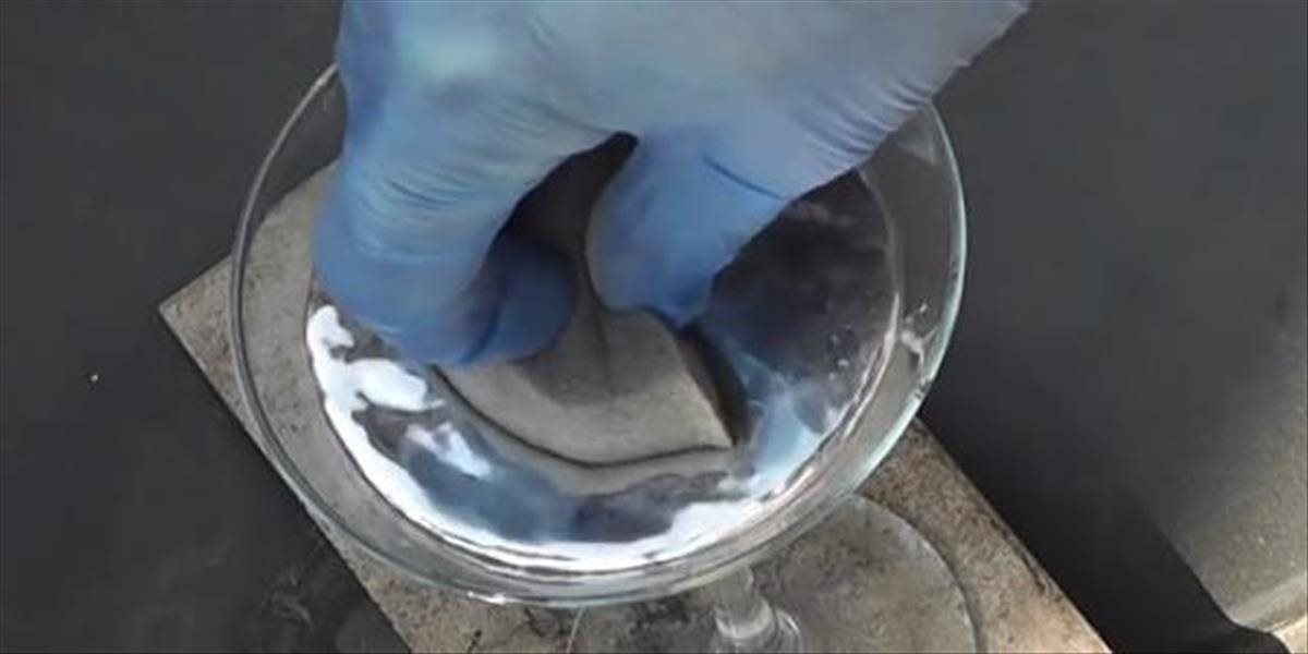 VIDEO Pozrite sa čo sa stane, keď sa pokúsite nasiaknuť ortuť špongiou