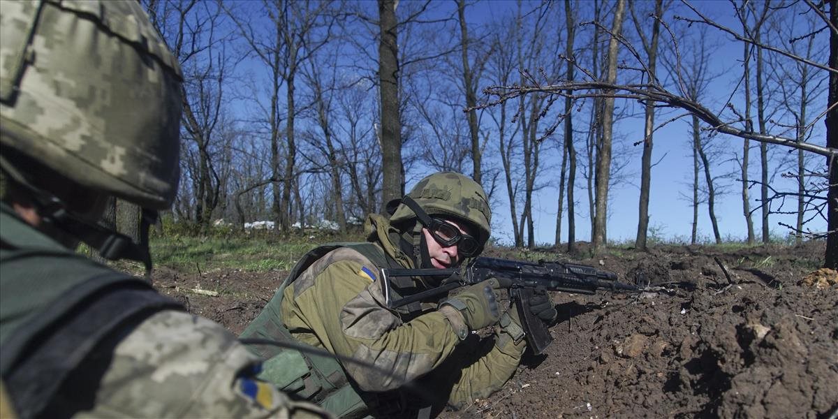 Ostreľovanie na Ukrajine nezastavilo ani veľkonočné prímerie