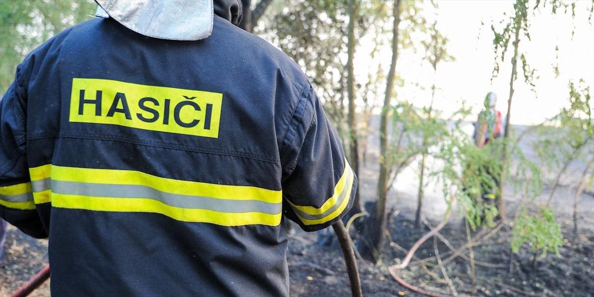 Hasiči likvidujú požiar lesa v blízkosti Helcmanoviec