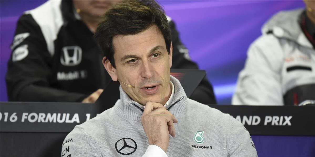 F1: Wolff bráni Hamiltona, fanúšikov označil za bláznov