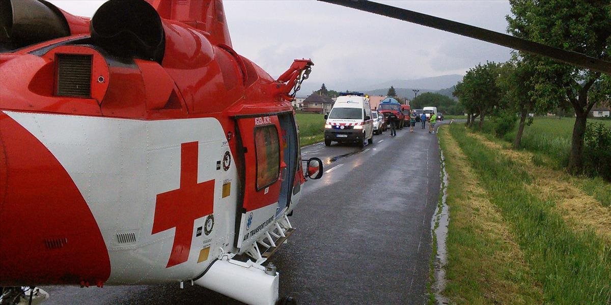 Muža so zranenou chrbticou transportoval do nemocnice vrtuľník