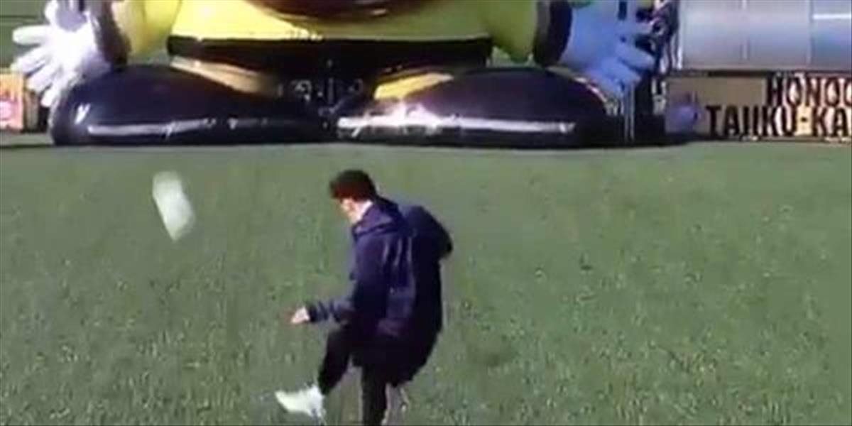 VIDEO Ani obrovský robot v bránke nemôže zastaviť Lionela Messiho