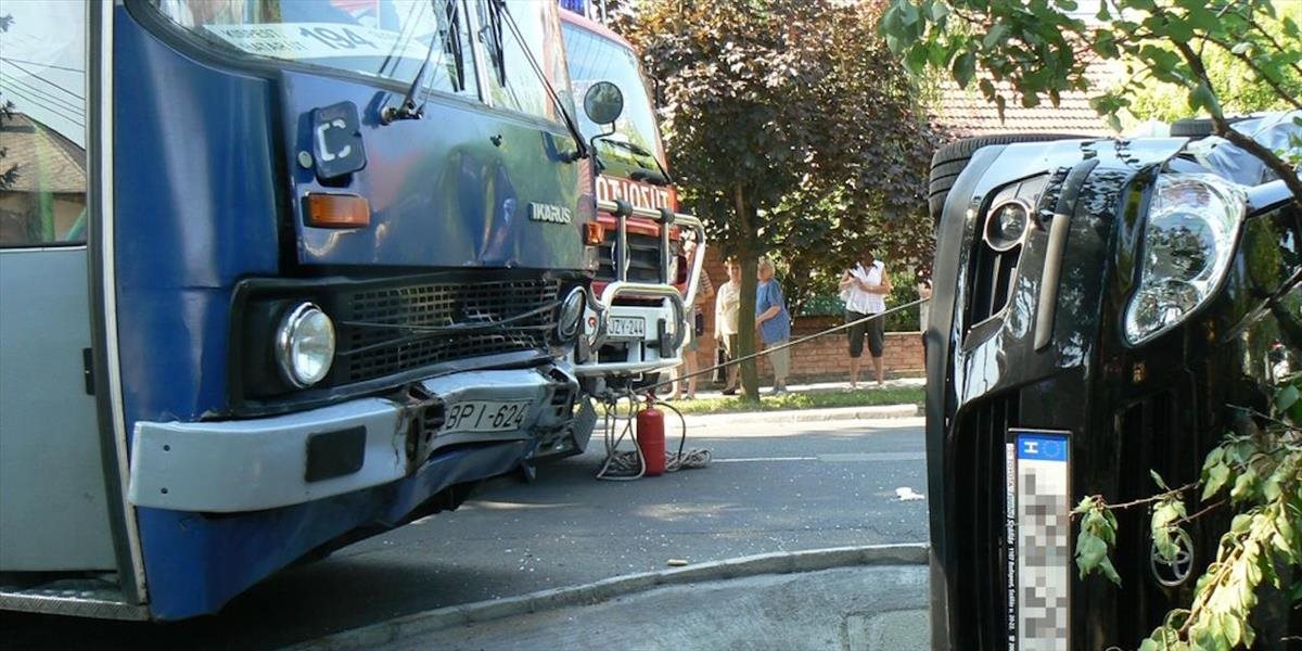 Zrážka autobusu, smetiarskeho a osobného auta v Maďarsku: Hlásia sedem zranených