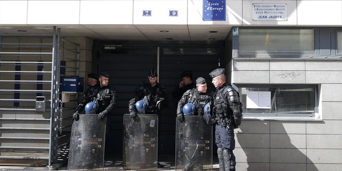 Polícia v Paríži vysťahovala migrantov, ktorí obsadili budovu lýcea