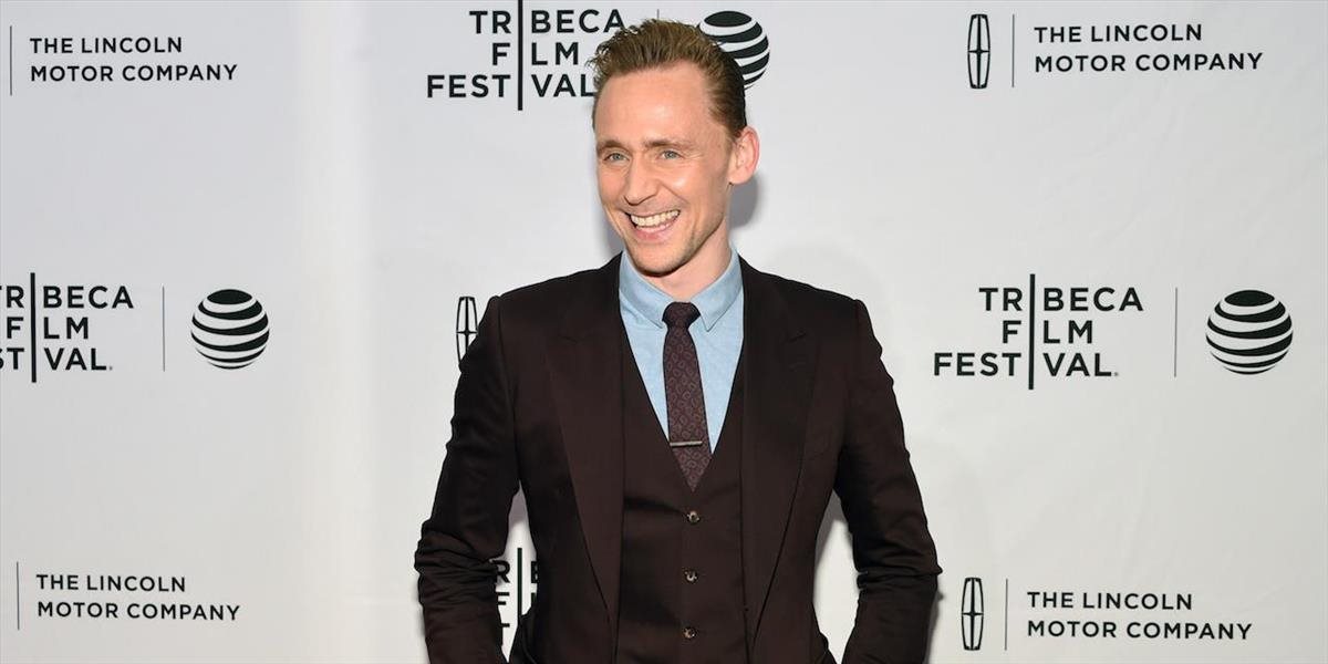 Tomovi Hiddlestonovi lichotia klebety o novom Bondovi