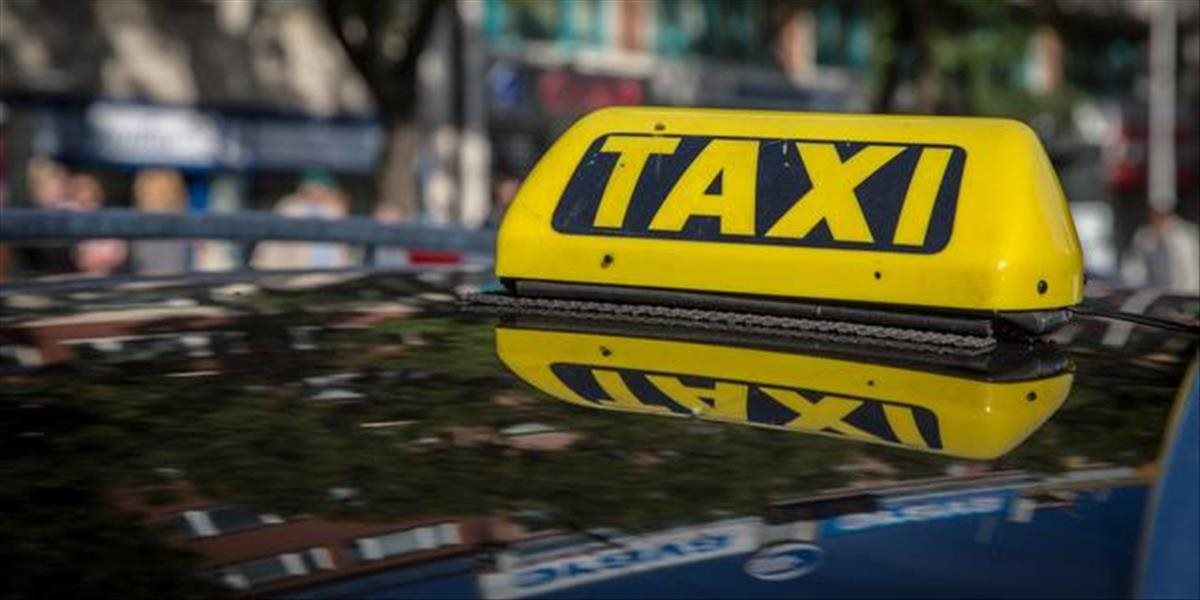 Mestskí policajti v Bratislave striehli na dodržiavanie povinností taxikárov