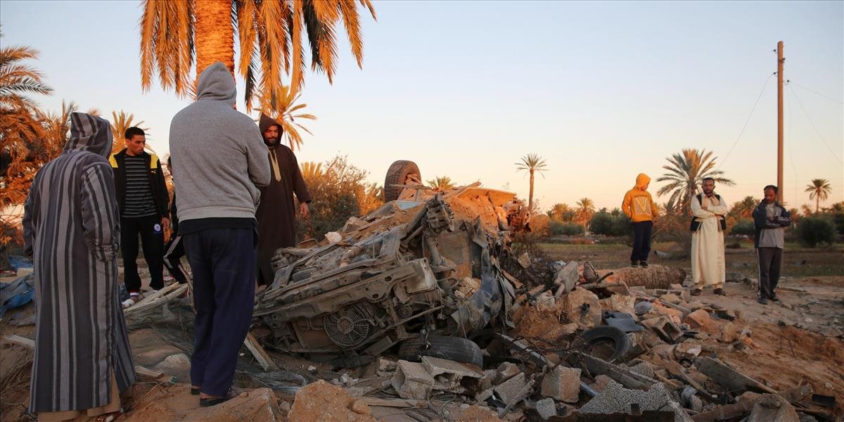 Samovražedný útočník Islamského štátu zabil v Líbyi päť členov milícií