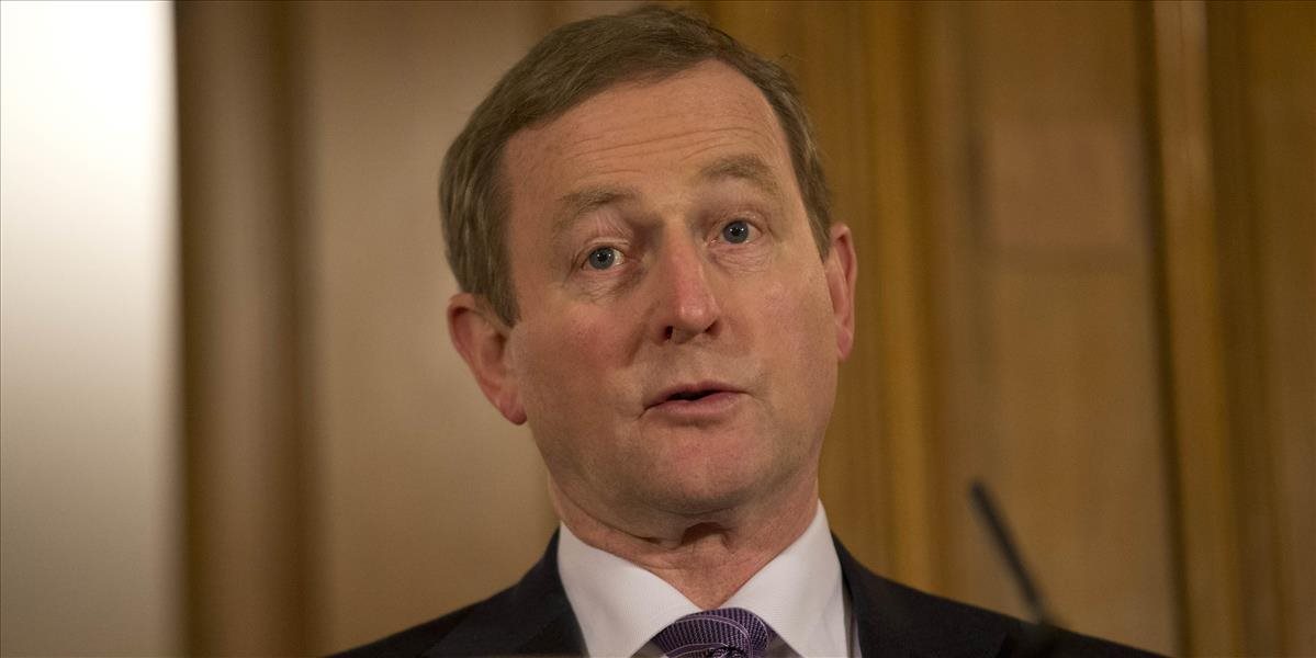 Írsky parlament odsúhlasil zotrvanie premiéra Kennyho vo funkcii