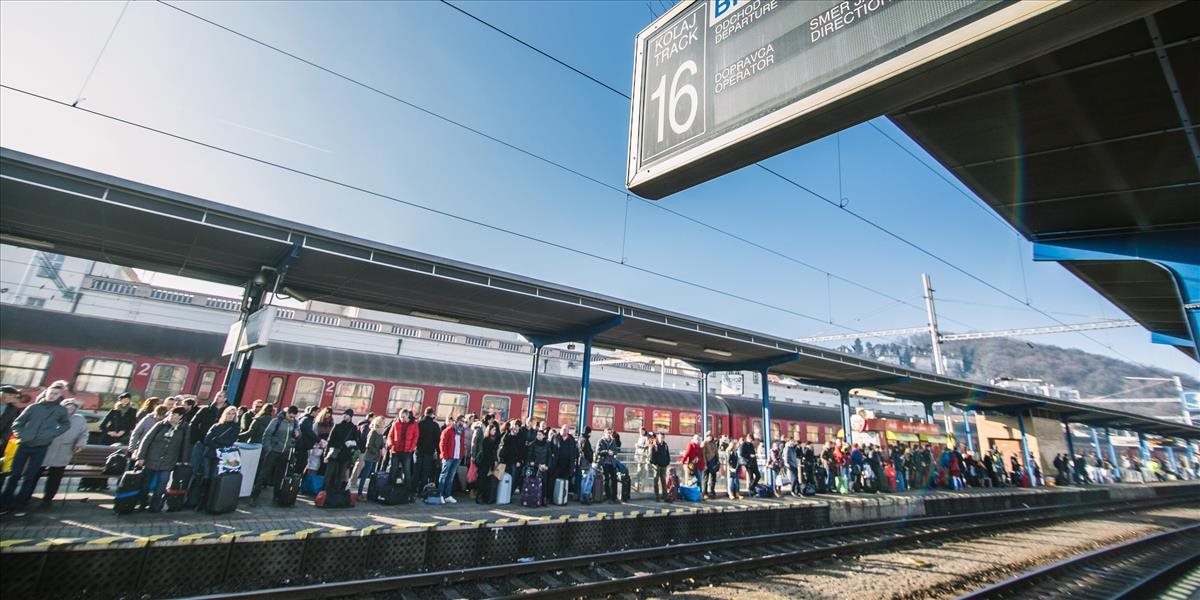 Vlaky čakajú v Bratislave obmedzenia, opravuje sa trať