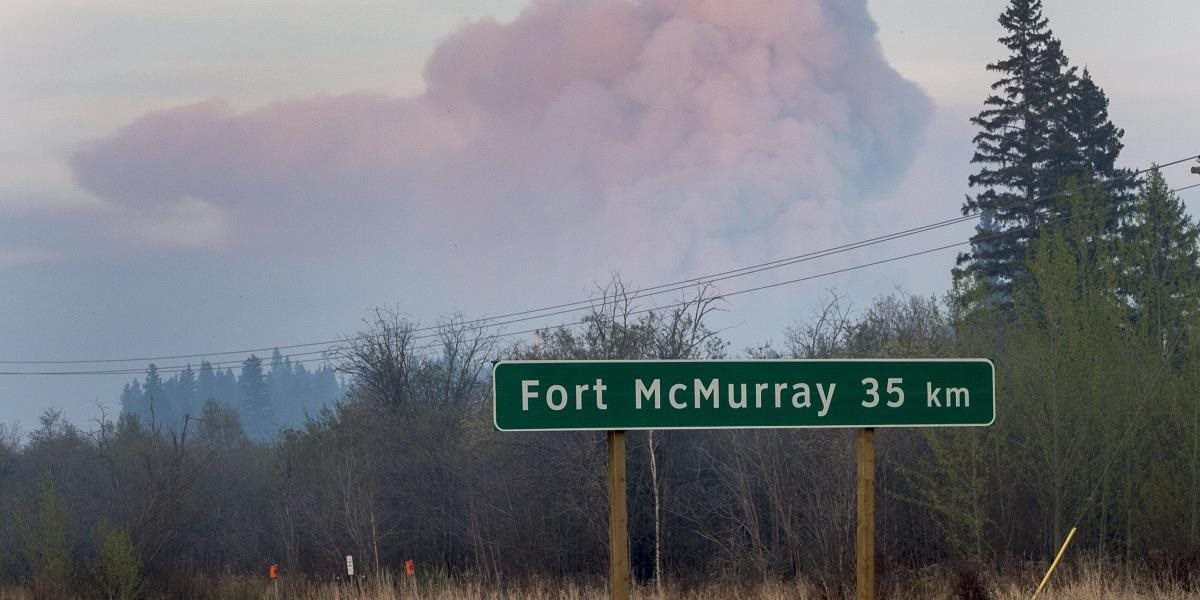 Kanadské úrady začali kvôli lesnému požiaru s prevozom evakuovaných