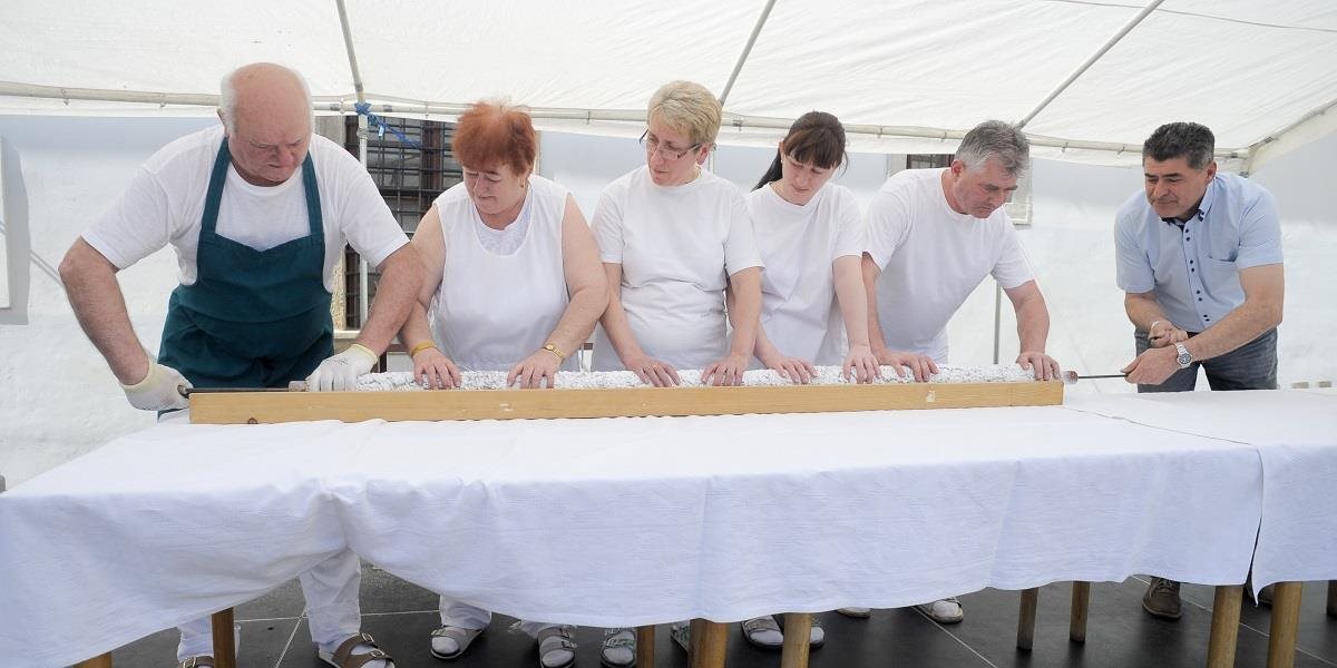 Bratislavskí pekári vytvorili nový rekord, upiekli 11-metrový pivný koláč