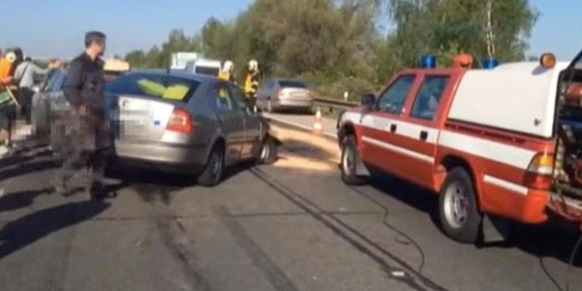 Diaľnicu pri Prahe zablokovala hromadná havária 7 áut, dve ženy zranené