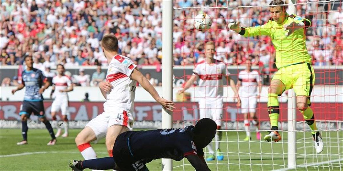 Fanúšikovia VfB Stuttgart vtrhli na ihrisko, slzy majstra sveta