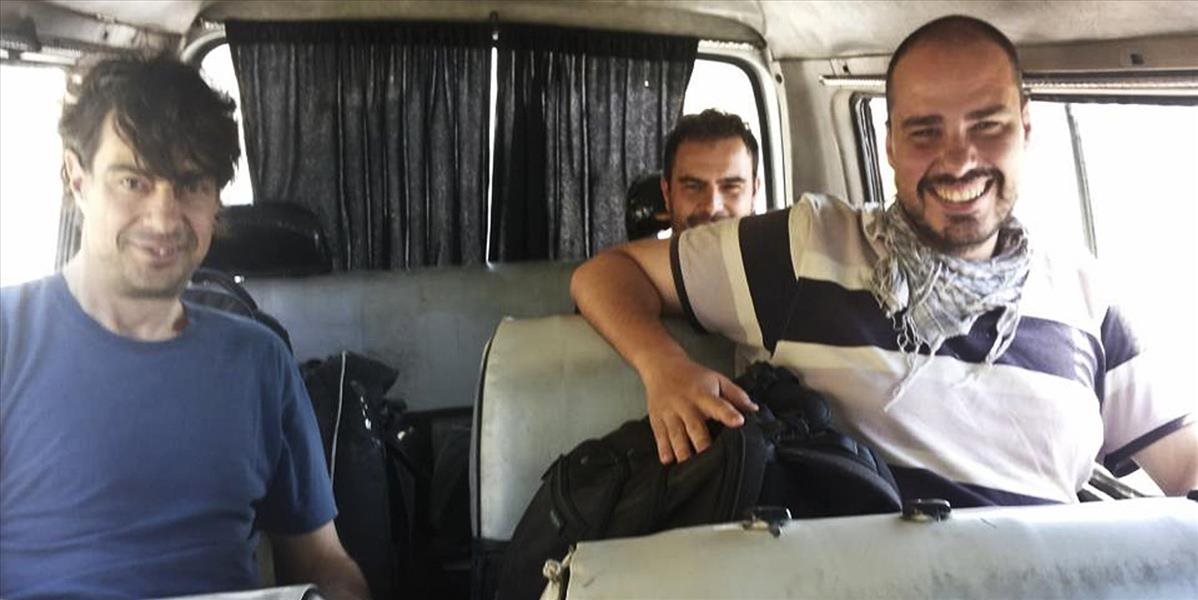 FOTO Troch španielskych reportérov prepustili zo zajatia v Sýrii, cítia úľavu a vďaku
