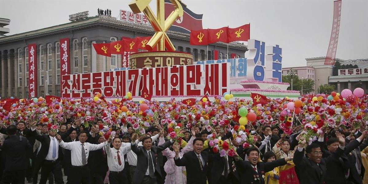 FOTO Severná Kórea ukončila zjazd vládnucej strany veľkolepým zhromaždením