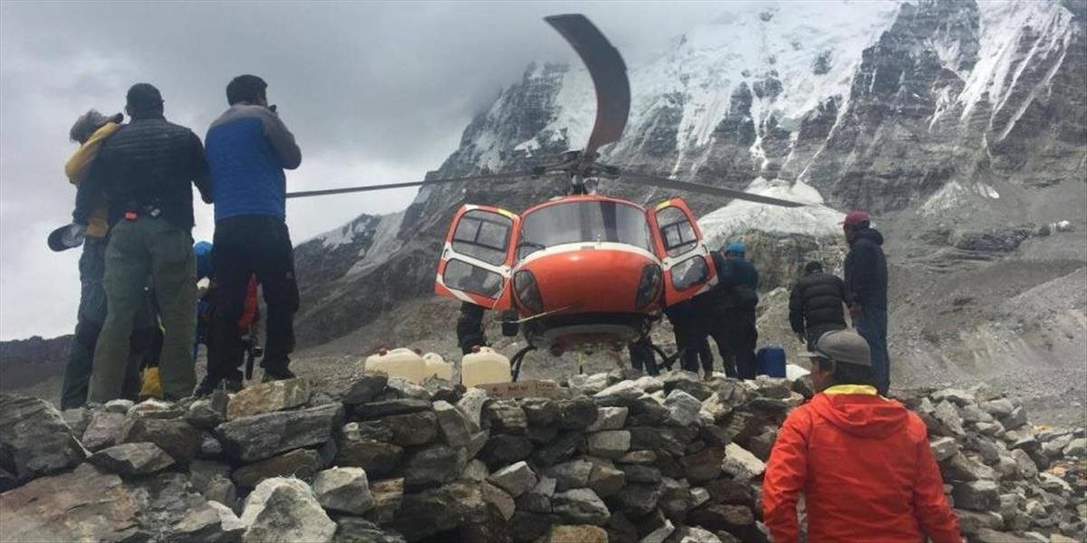 Slovenských horolezcov na Mount Evereste zasiahla lavína, čakajú na záchranu