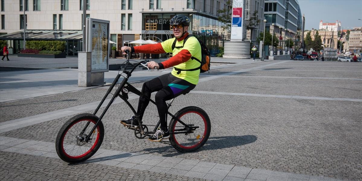 FOTO Minister Brecely podporil celoslovenskú kampaň, do práce prišiel na bicykli