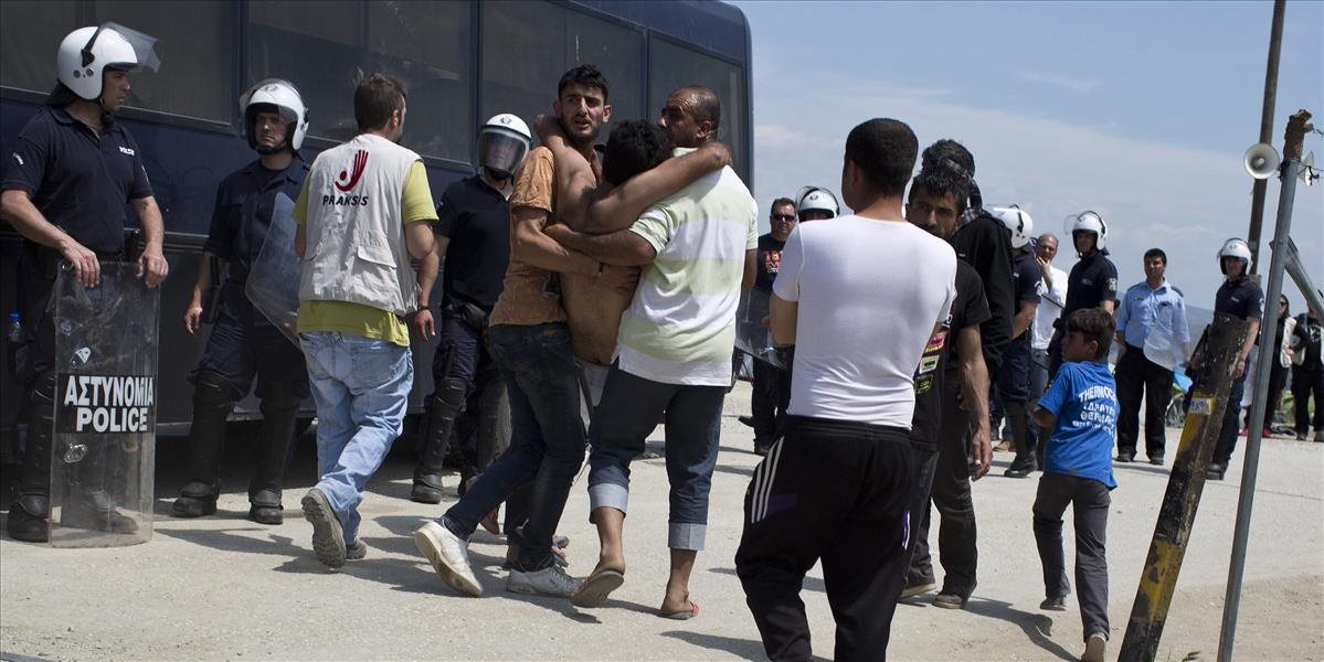 Afganskí a kurdskí utečenci po sebe hádzali kamene, grécka polícia musela použiť slzotvorný plyn