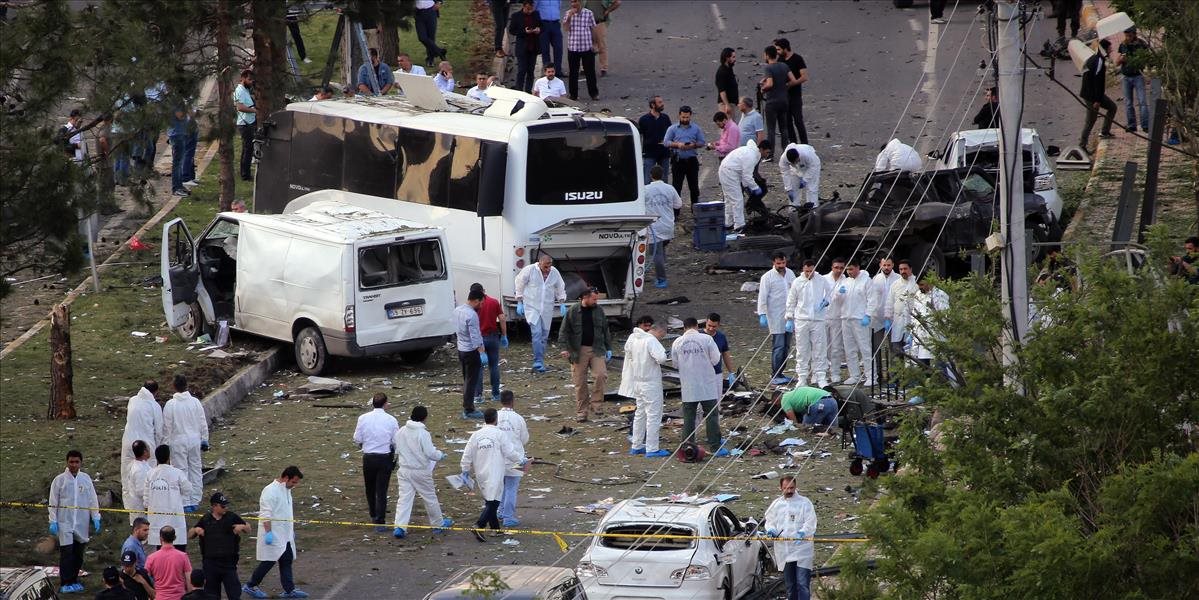 FOTO a VIDEO Krvavá dráma v Turecku: Pri bombovom útoku zomreli traja ľudia, desiatky zranených