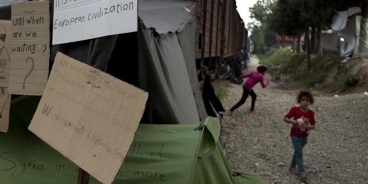Utečenci v provizórnom tábore na aténskom letisku začali hladovku