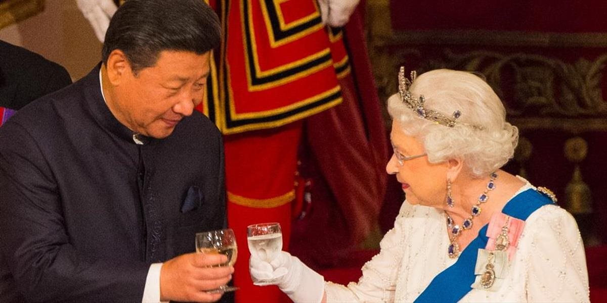 Čínski predstavitelia boli hrubí, vykĺzlo z úst kráľovnej Alžbety II.
