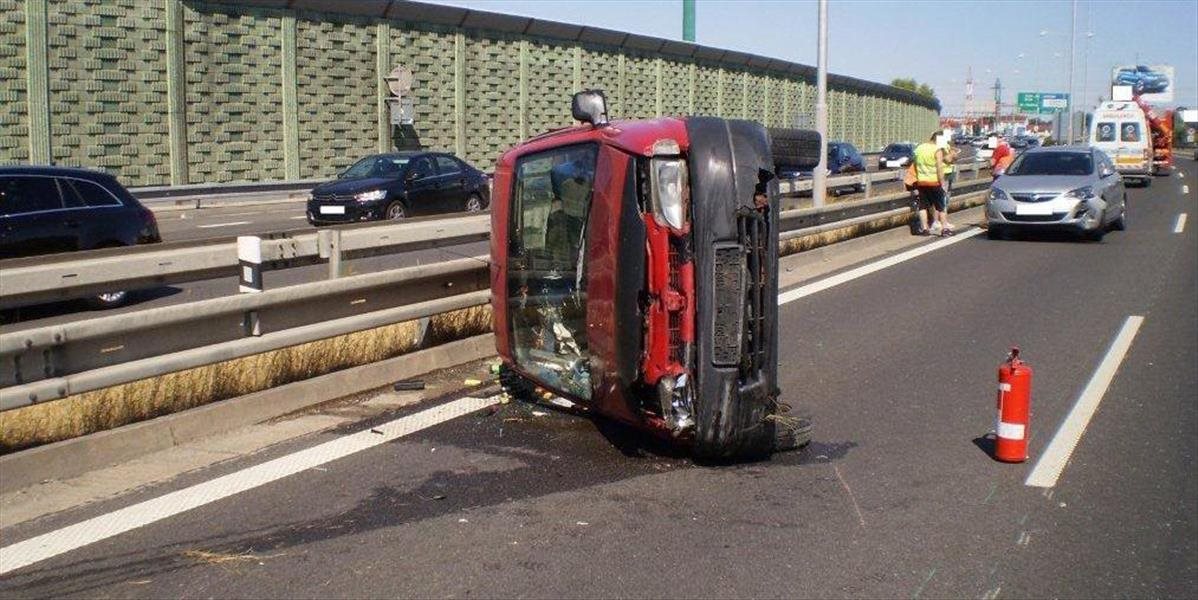 Vážna nehoda na zjazde s Prístavného mostu v Bratislave: Zrazili sa dve autá a autobus, jedno skončilo na streche