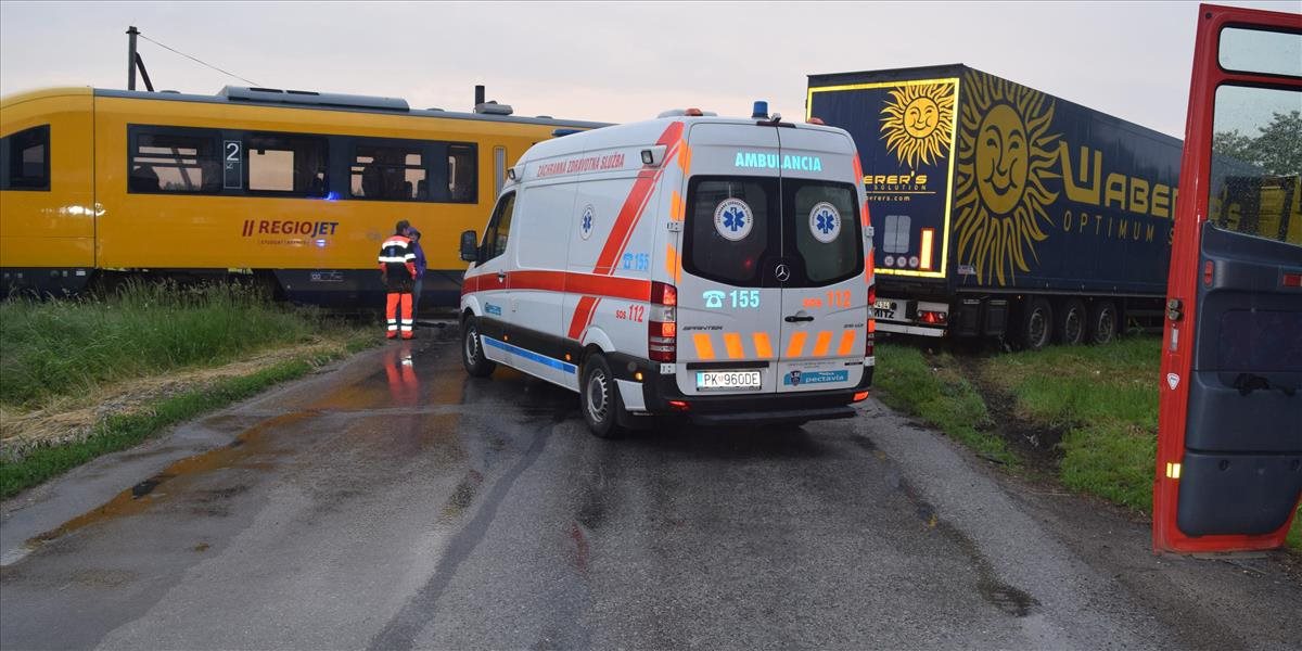 FOTO Vlak RegioJet sa zrazil s kamiónom, nehodu neprežil vodič nákladného auta