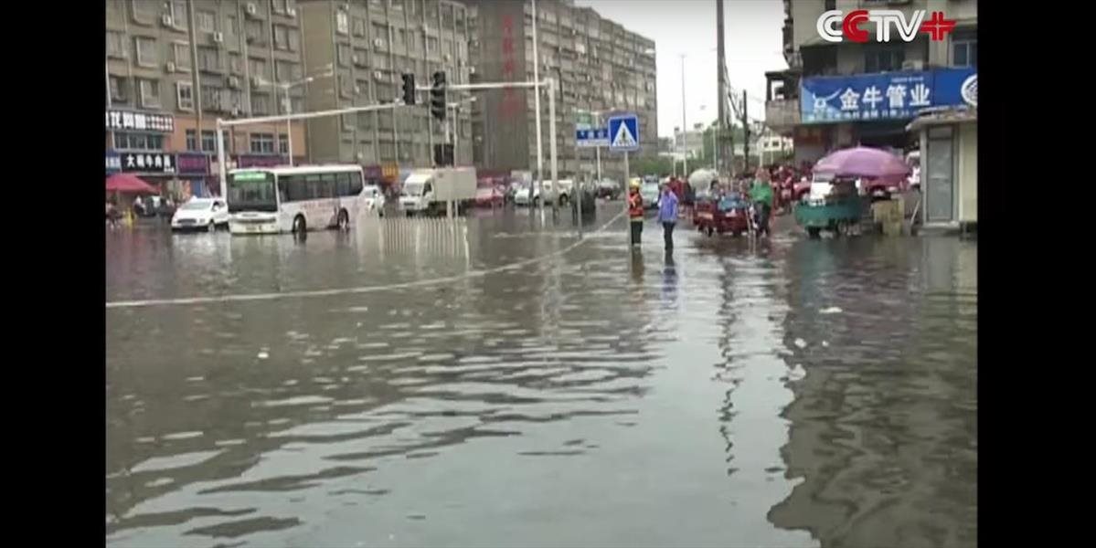 VIDEO Povodne a zosuvy pôdy v Číne si vyžiadali najmenej 66 obetí na životoch