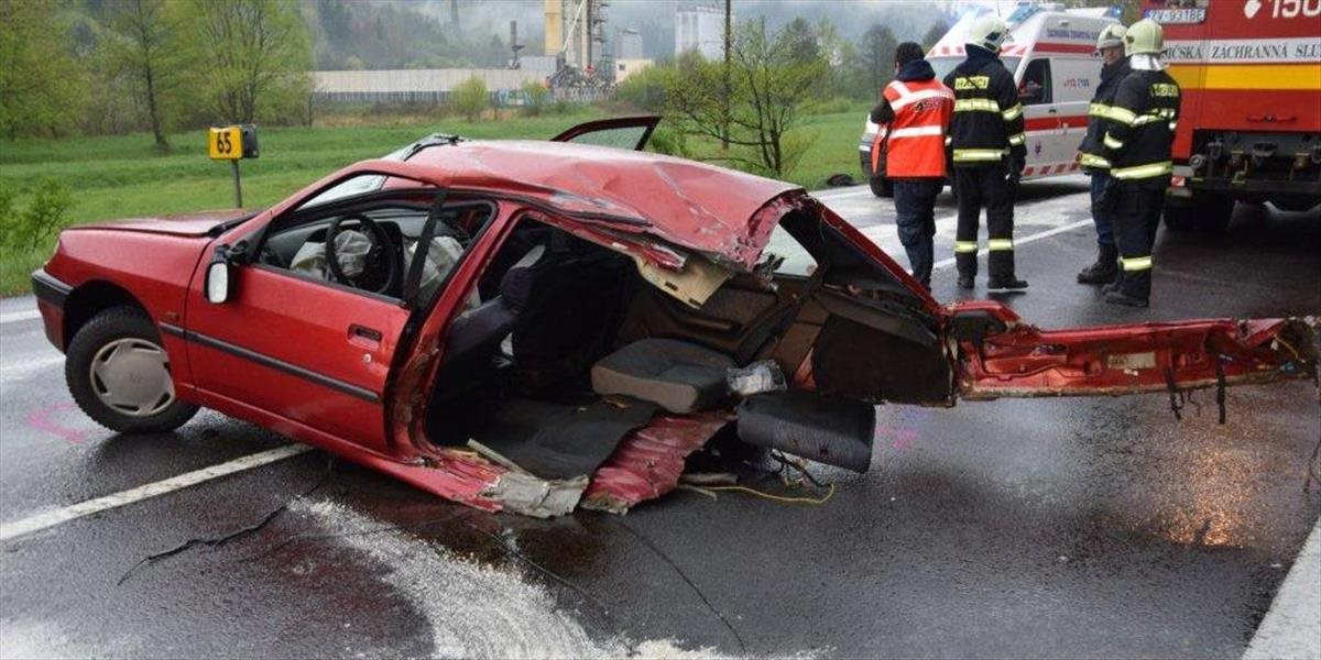 Pri vážnej dopravnej nehode v Holčíkovciach sa zranili traja ľudia