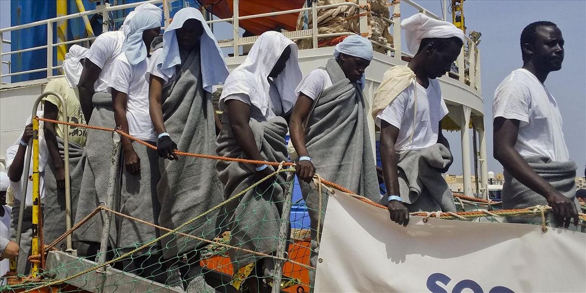 Talianska pobrežná stráž zachránila takmer 900 migrantov