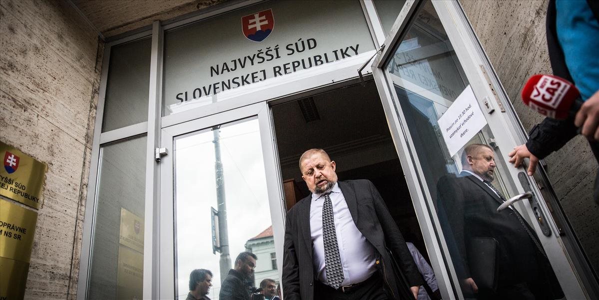 Neslušné výroky voči Švecovej Harabinovi prešli, disciplinárny senát ho oslobodil