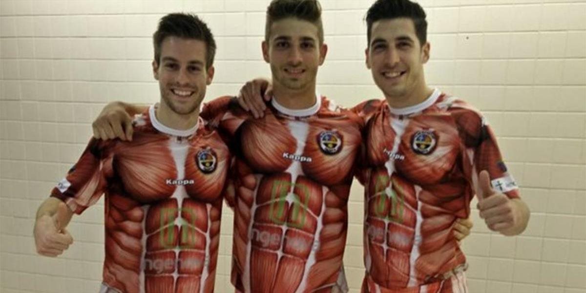 FOTO Španielsky futbalový tím oblečie hráčov do veľmi netradičných dresov