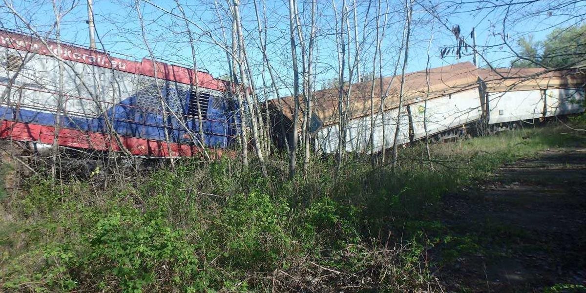 Pri Trenčíne sa vykoľajil vlak, trať je vážne poškodená