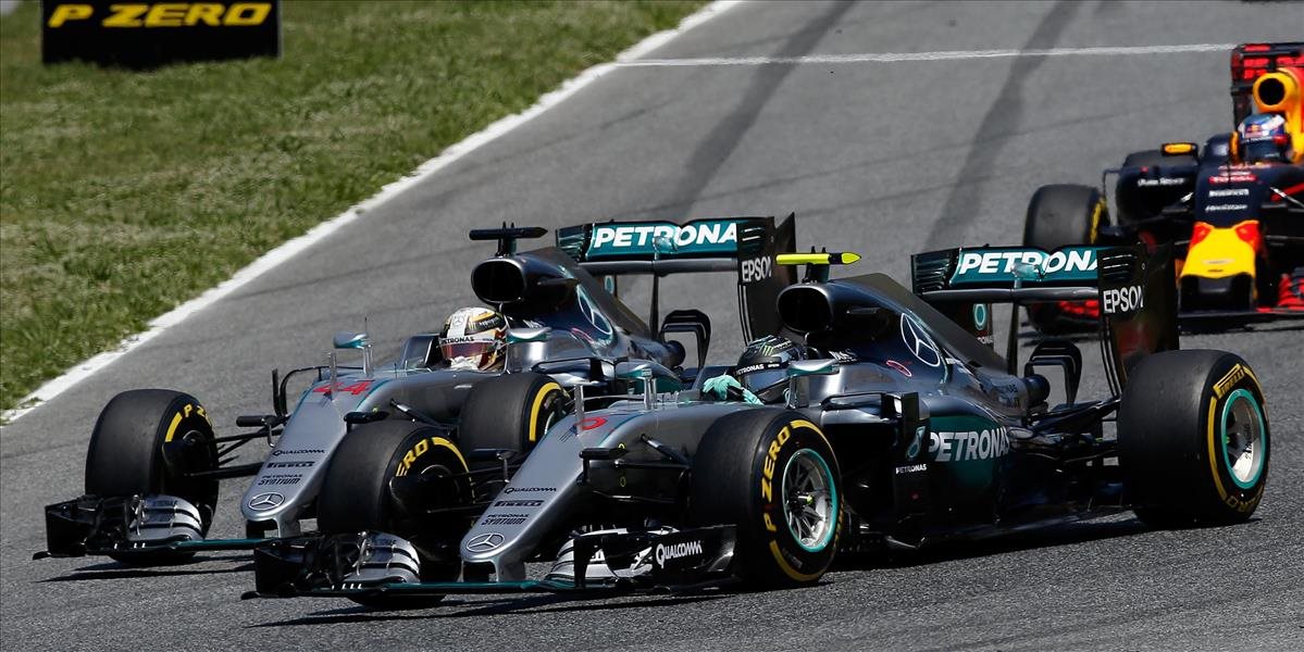 F1: Hamilton a Rosberg po vzájomnej kolízii mimo hry