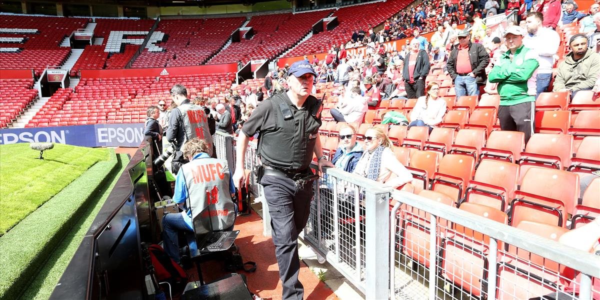 Na Old Trafford evakuovali dve tribúny, zápas zrušili