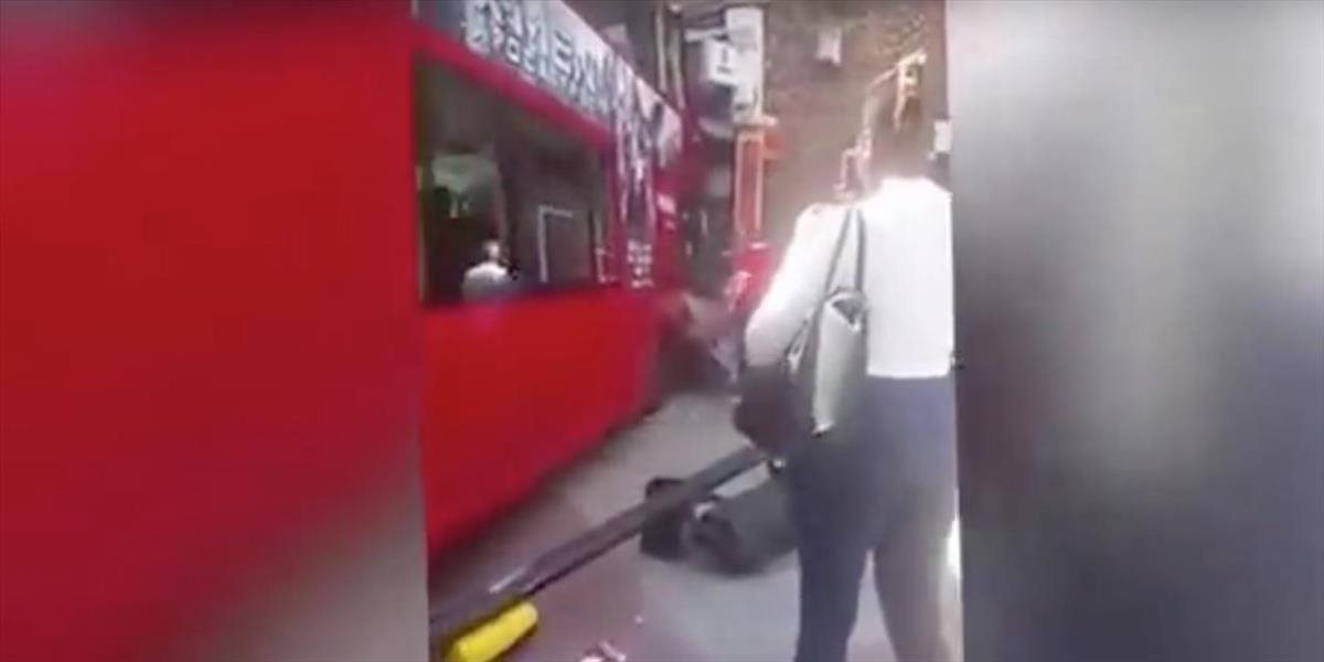 VIDEO Nehoda v Londýne: Dvojposchodový autobus narazil do obchodu, zranilo sa 17 ľudí