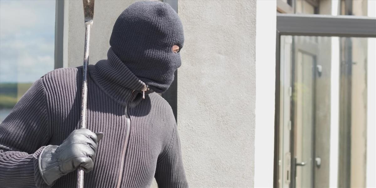 Polícia obvinila muža, ktorý pre 20-eurový dlh vnikol cez okno do domu