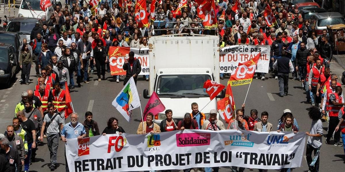 Nákladiaky zablokovali v rámci protestov cesty okolo veľkých miest vo Francúzsku