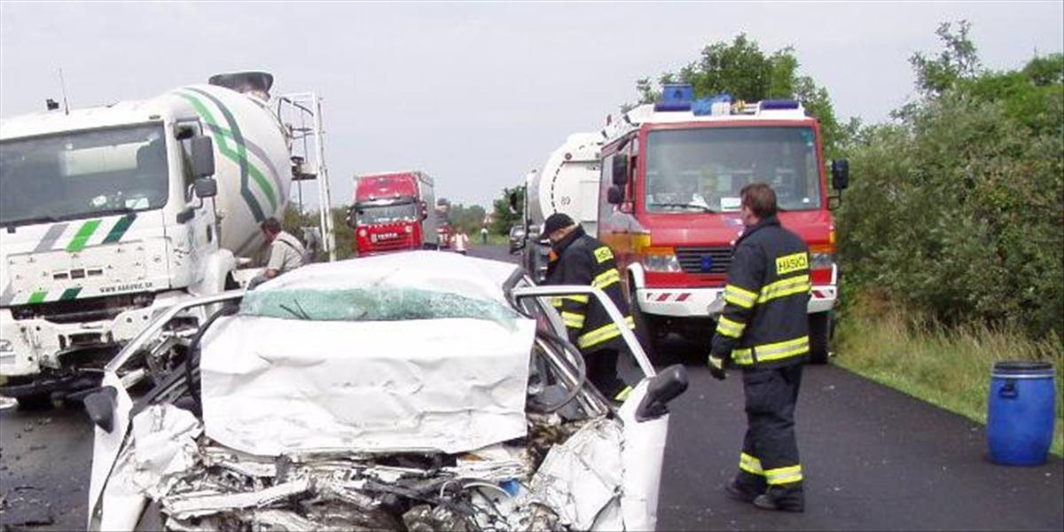 Seneckí a bratislavskí hasiči zasahujú pri nehode troch áut na diaľnici D1