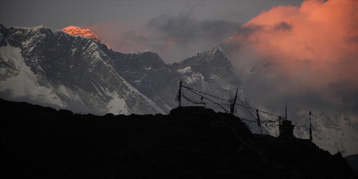 Silný vietor zabránil horolezcom vystúpiť na Mount Everest