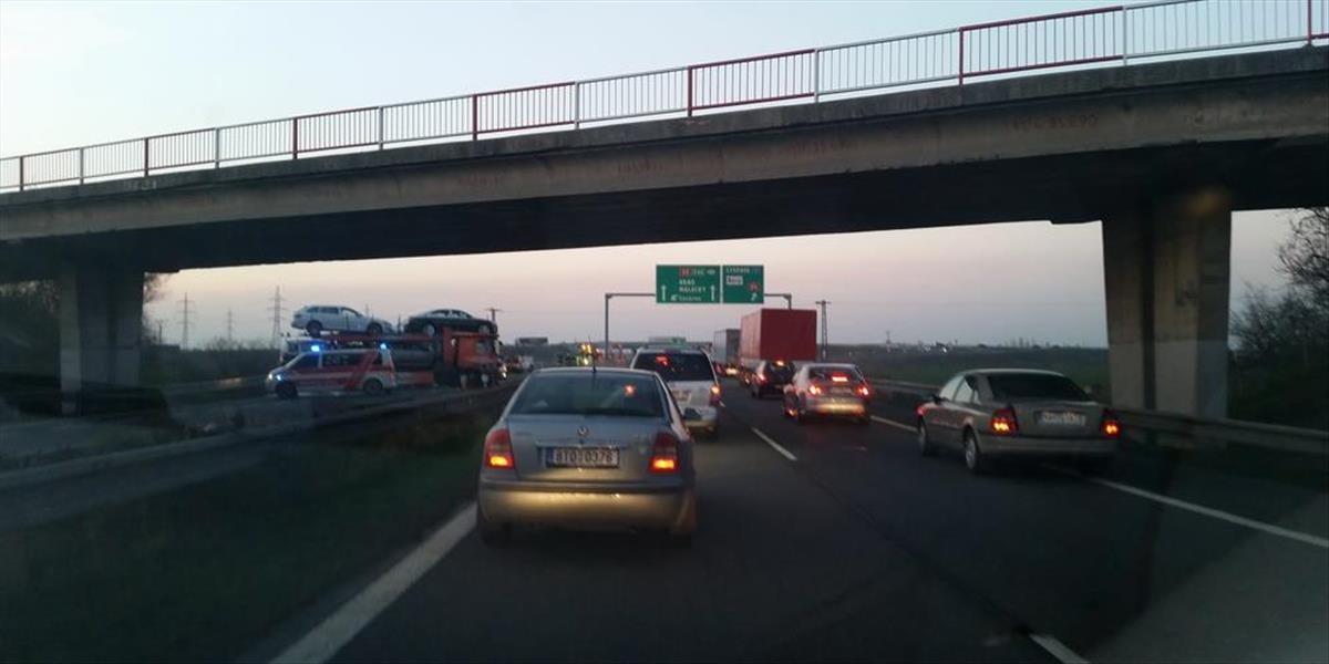 Diaľnica D2 je v smere do ČR pre odstraňovanie následkov nehody neprejazdná