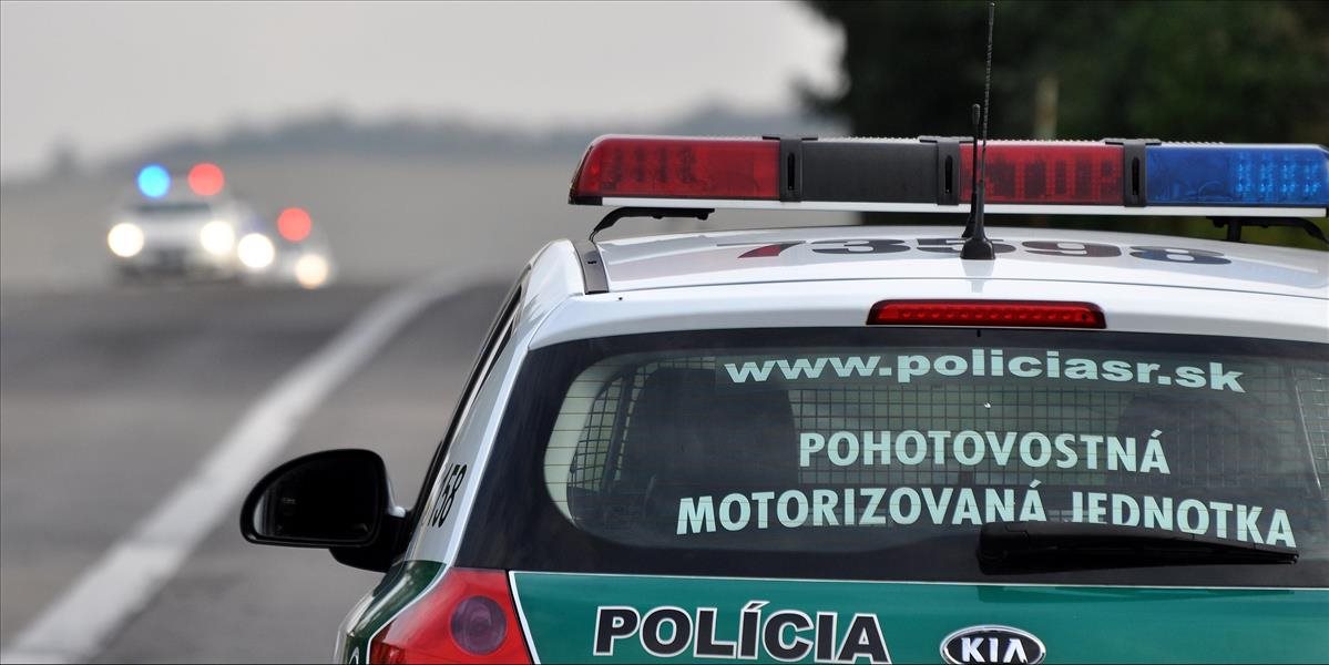 Naháňačka v Sládkovičove: Opitý šofér narazil do policajného auta