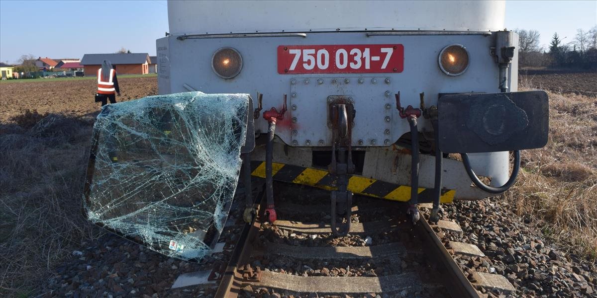 Vlak narazil na železničnom priecestí medzi Tlmačmi a Veľkými Kozmálovcami do auta, vodič sa ťažko zranil